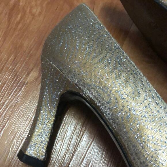 Stuart Weitzman Gold Sparkle Heels Size 8 - Picture 4 of 8